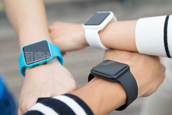 腕間互聯(lián) 當一群佩戴智能手表的人相聚時